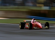 米兰体育app入口-赛道与球场，年度争冠的冰火碰撞