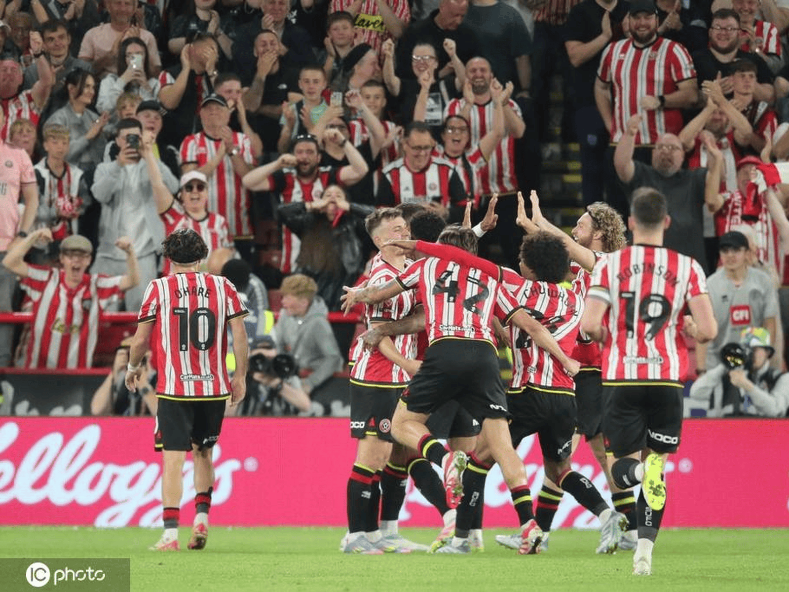 谢菲联后卫定位球防守薄弱，引发球迷争议的简单介绍