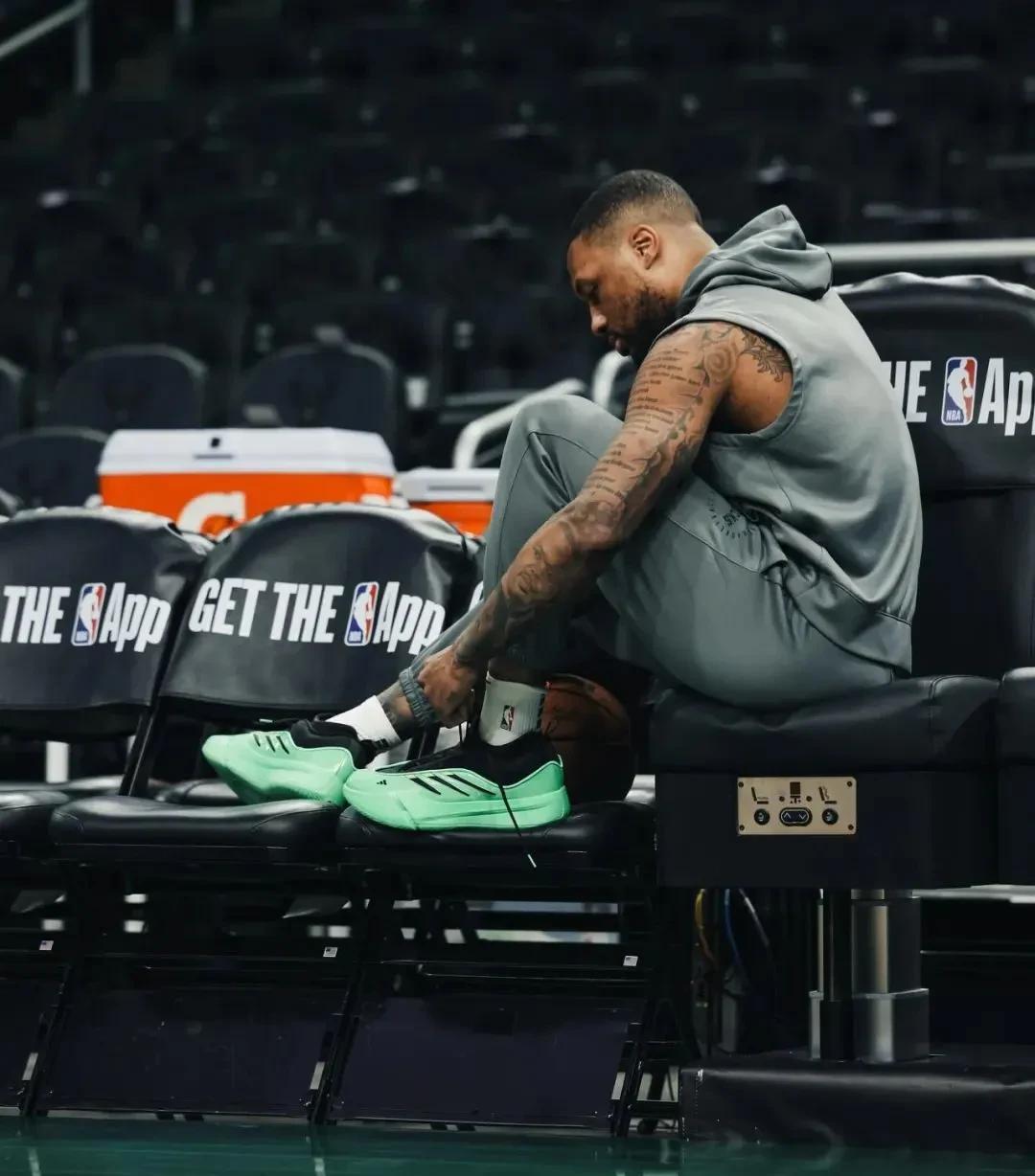 开拓者胜马刺,利拉德末节爆发式进攻 开拓者胜马刺,利拉德末节爆发式进攻