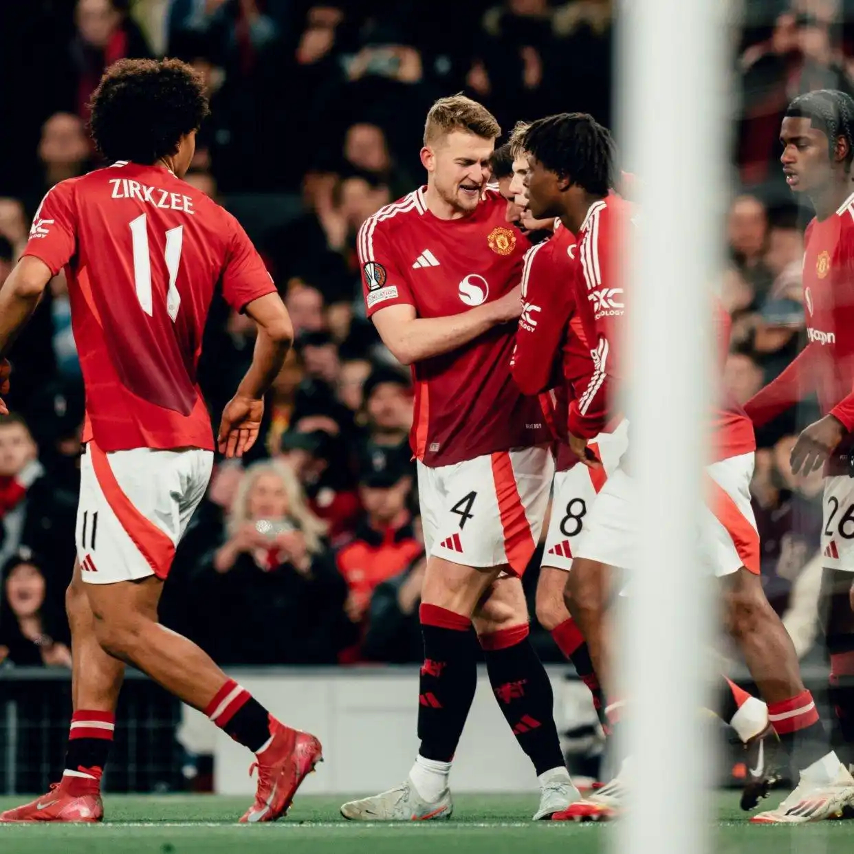 包含曼联客场遭遇惨败，晋级前景一片黑暗的词条