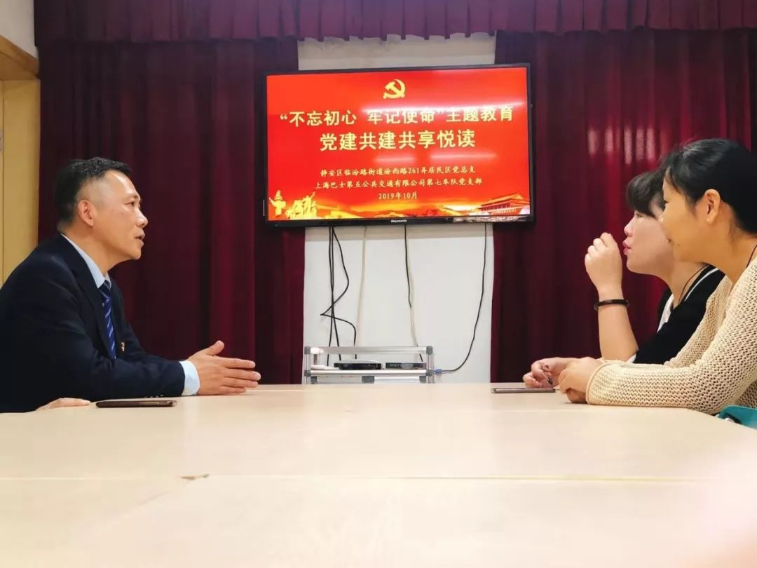 新晋球队成员接受捐赠,感激支持和鼓励 新晋球队成员接受捐赠,感激支持和鼓励