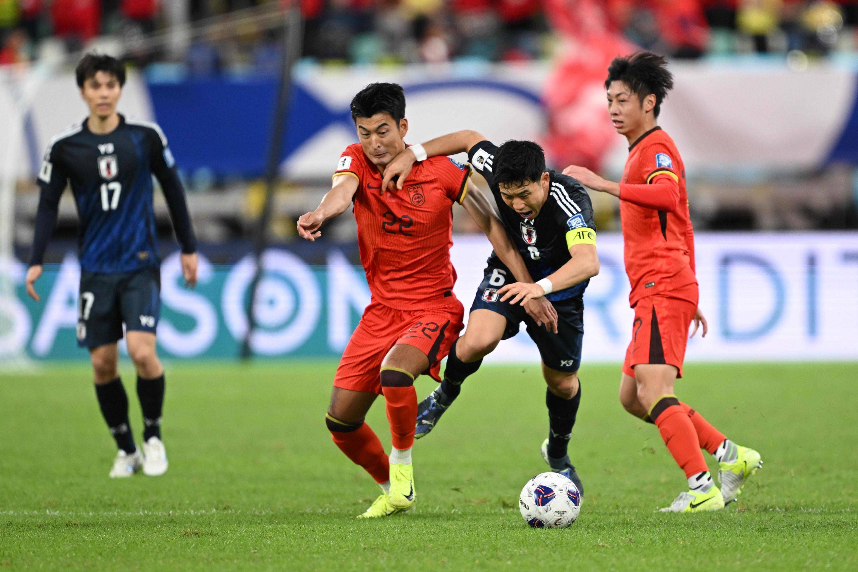 足球决赛中球员表现出色赢得掌声 足球决赛中球员表现出色赢得掌声