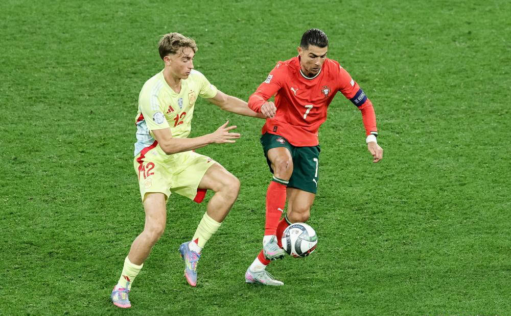 足球决赛中球员表现出色赢得掌声 足球决赛中球员表现出色赢得掌声