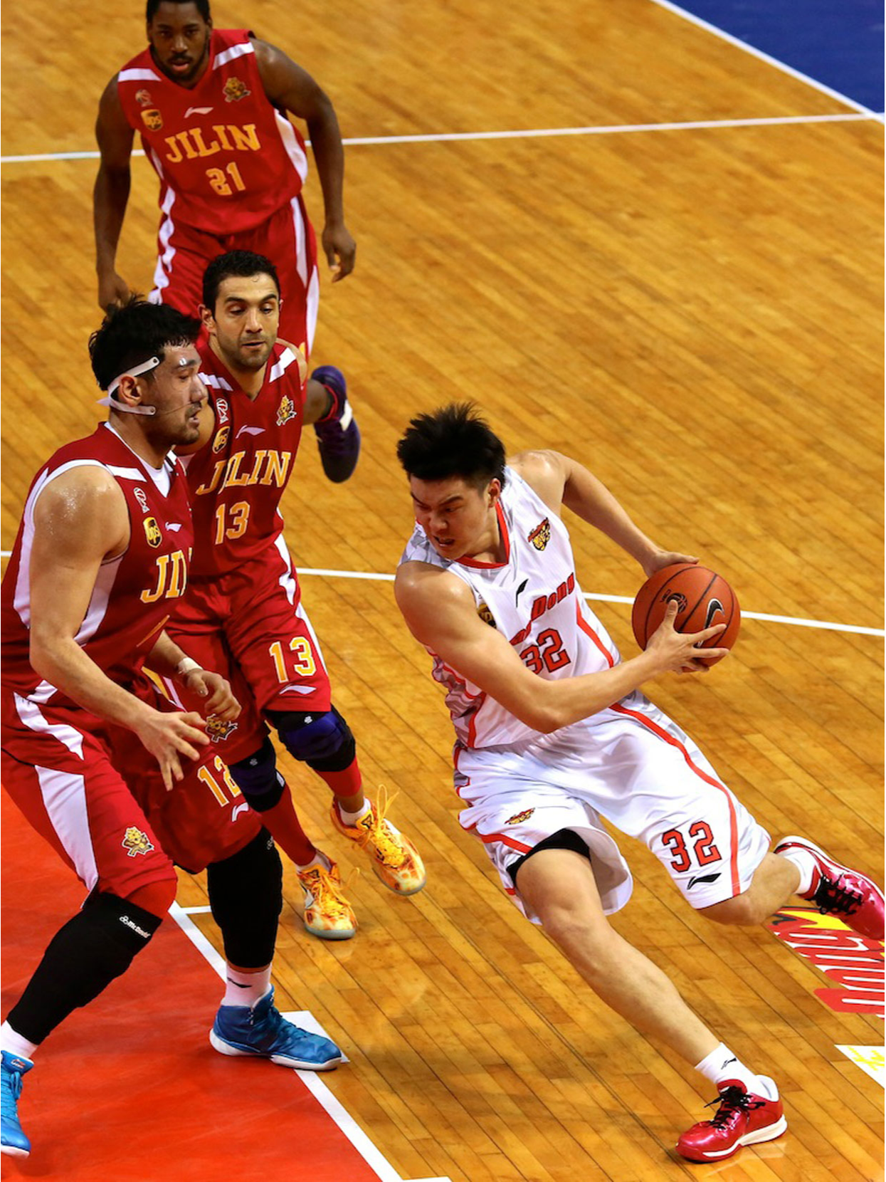 河南男篮逆袭!凭借团队合作力压青岛队的简单介绍 河南男篮逆袭!凭借团队合作力压青岛队的简单介绍