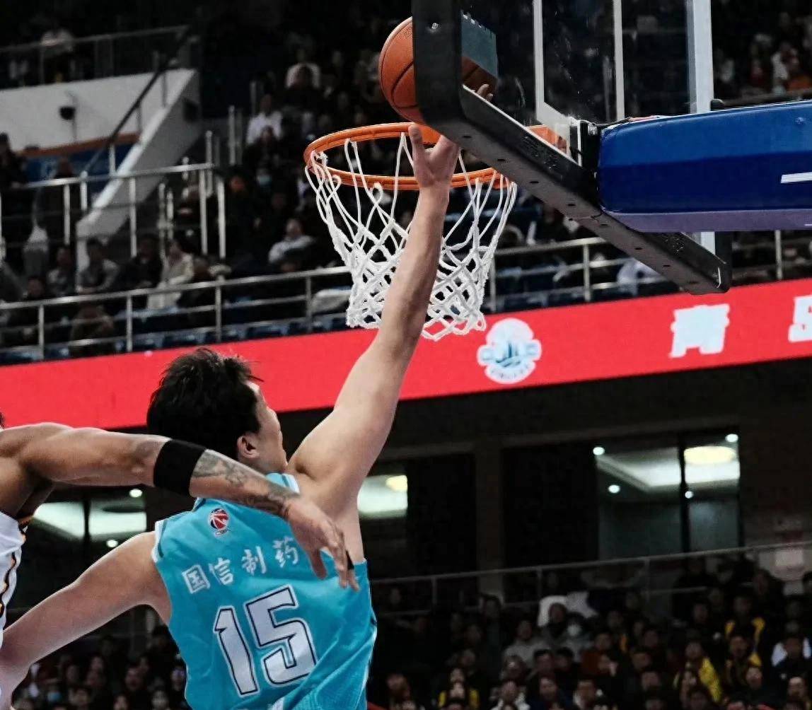 河南男篮逆袭!凭借团队合作力压青岛队的简单介绍 河南男篮逆袭!凭借团队合作力压青岛队的简单介绍