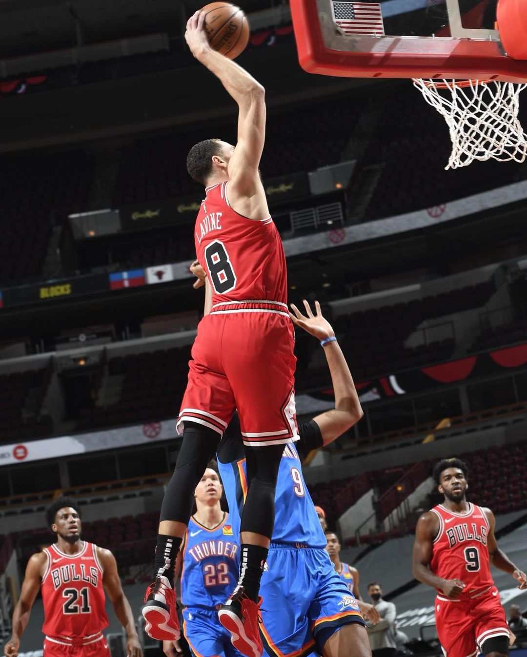 包含步行者大胜马刺，拉文贡献25分的词条