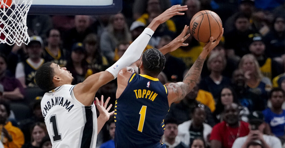 包含步行者大胜马刺，拉文贡献25分的词条