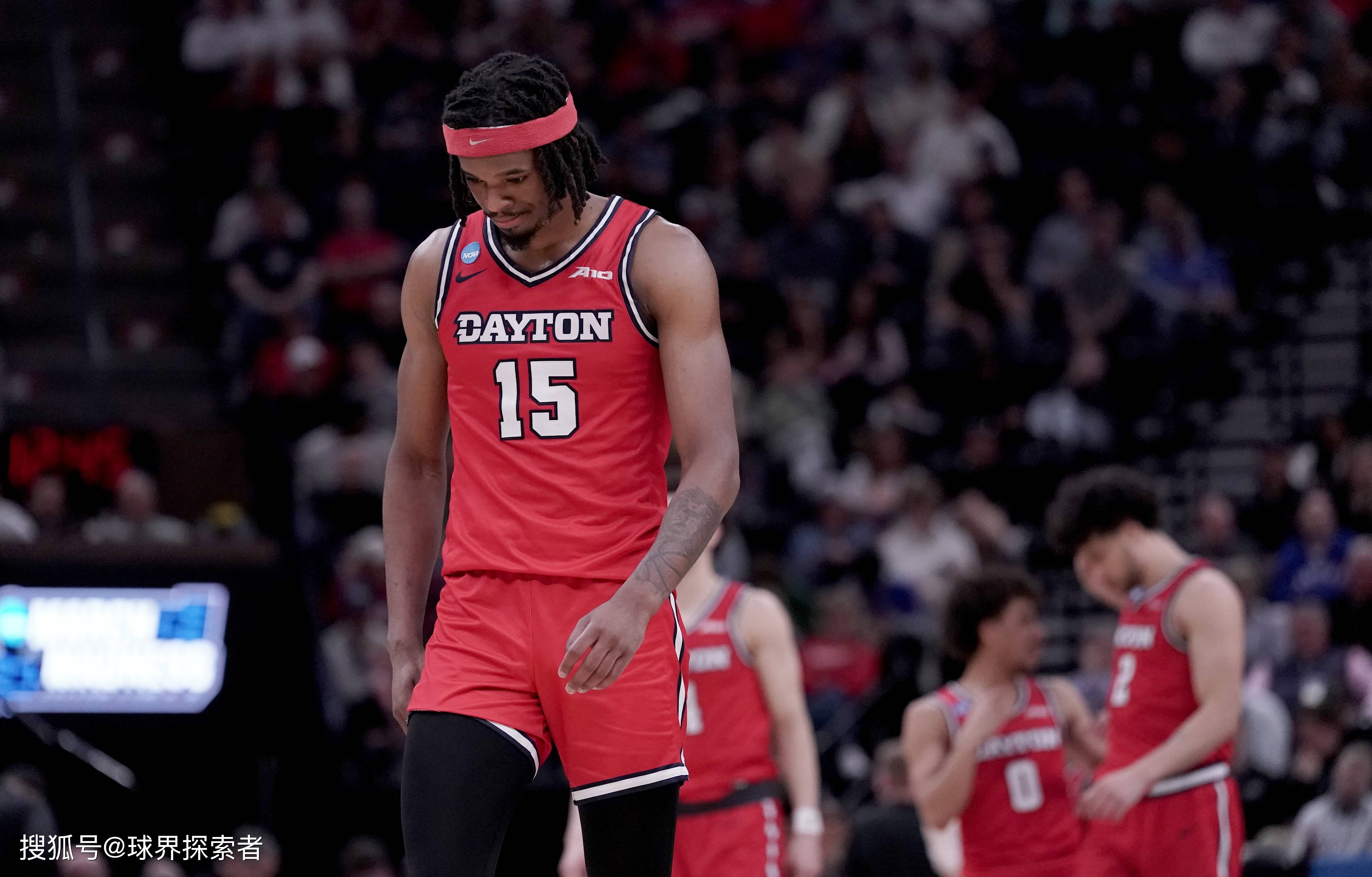 雄鹿逆转掘金，保持不败