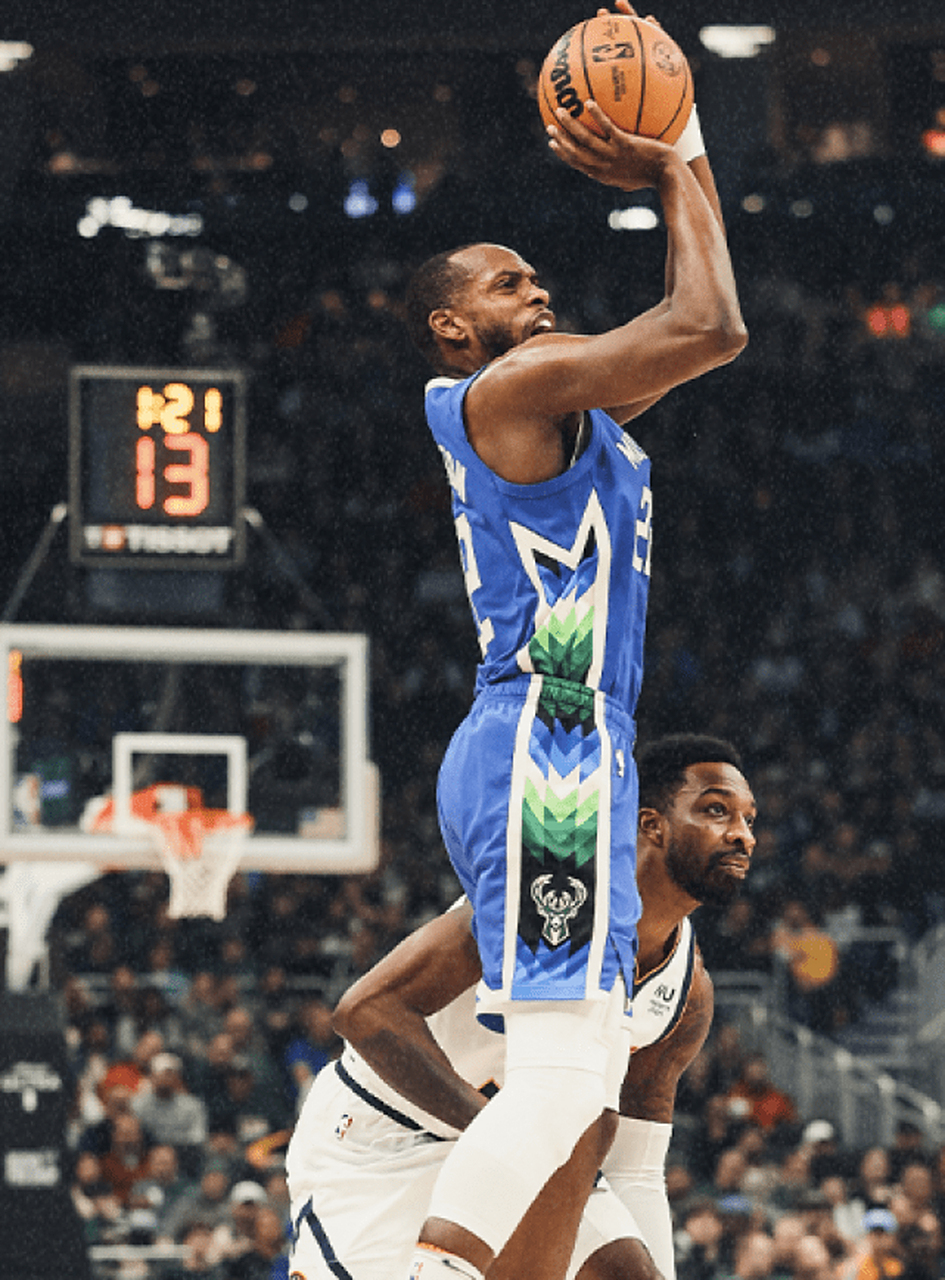 雄鹿逆转掘金，保持不败