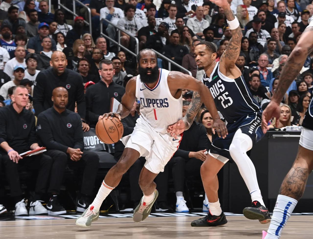 火箭胜快船,哈登绝杀掀翻弱势追平 火箭胜快船,哈登绝杀掀翻弱势追平